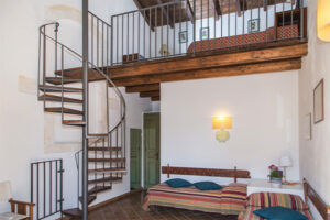 appartamento con scala a chiocciola dell'agriturismo Pozzo di Mazza di Siracusa
