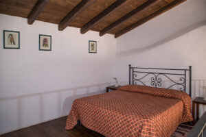 camera matrimoniale di un appartamento con soppalco dell'agriturismo Pozzo di Mazza di Siracusa