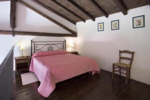 camera matrimoniale dell'appartamento su due livelli dell'agriturismo Pozzo di Mazza di Siracusa
