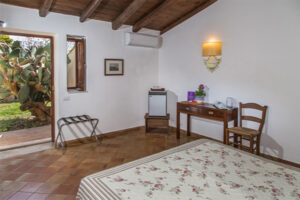 camera con accesso dal giardino dell'agriturismo Pozzo di Mazza di Siracusa