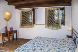 camera matrimoniale dell'agriturismo Pozzo di Mazza di Siracusa con due finestre