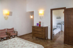 camera matrimoniale con vista sulla cucina di un appartamento dell'agriturismo Pozzo di Mazza di Siracusa