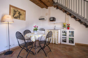 cucina dell'appartamento su due livelli dell'agriturismo Pozzo di Mazza di Siracusa