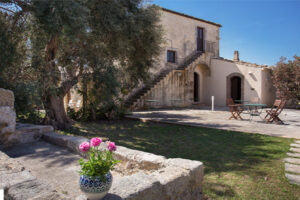 panoramica sul casolare dell'agriturismo Pozzo di Mazza di Siracusa