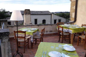 terrazza con ristorante dell'agriturismo Pozzo di Mazza di Siracusa