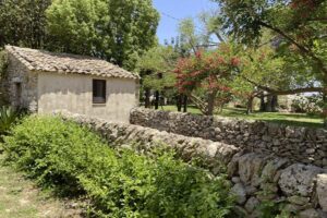 vista sul giardino dell'agriturismo Pozzo di Mazza di Siracusa