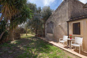 vista sulla veranda di una camera dell'agriturismo Pozzo di Mazza di Siracusa