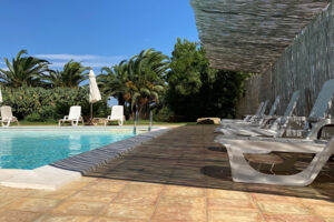 piscina con solarium dell'agriturismo Pozzo di Mazza di Siracusa